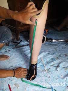 cara pembuatan kaki palsu indonesia